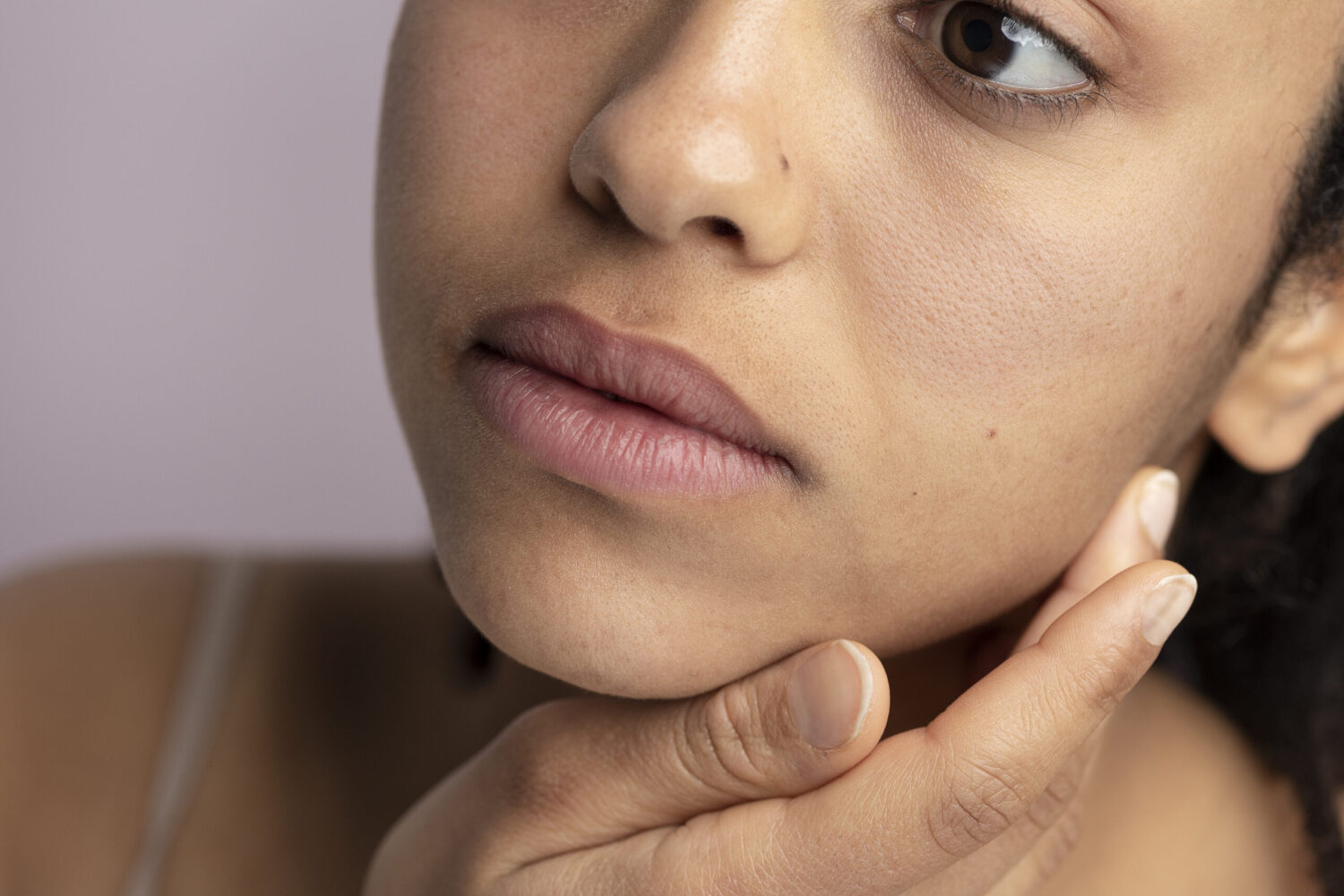 Chica joven aplicando una rutina facial con sérum de ácido hialurónico