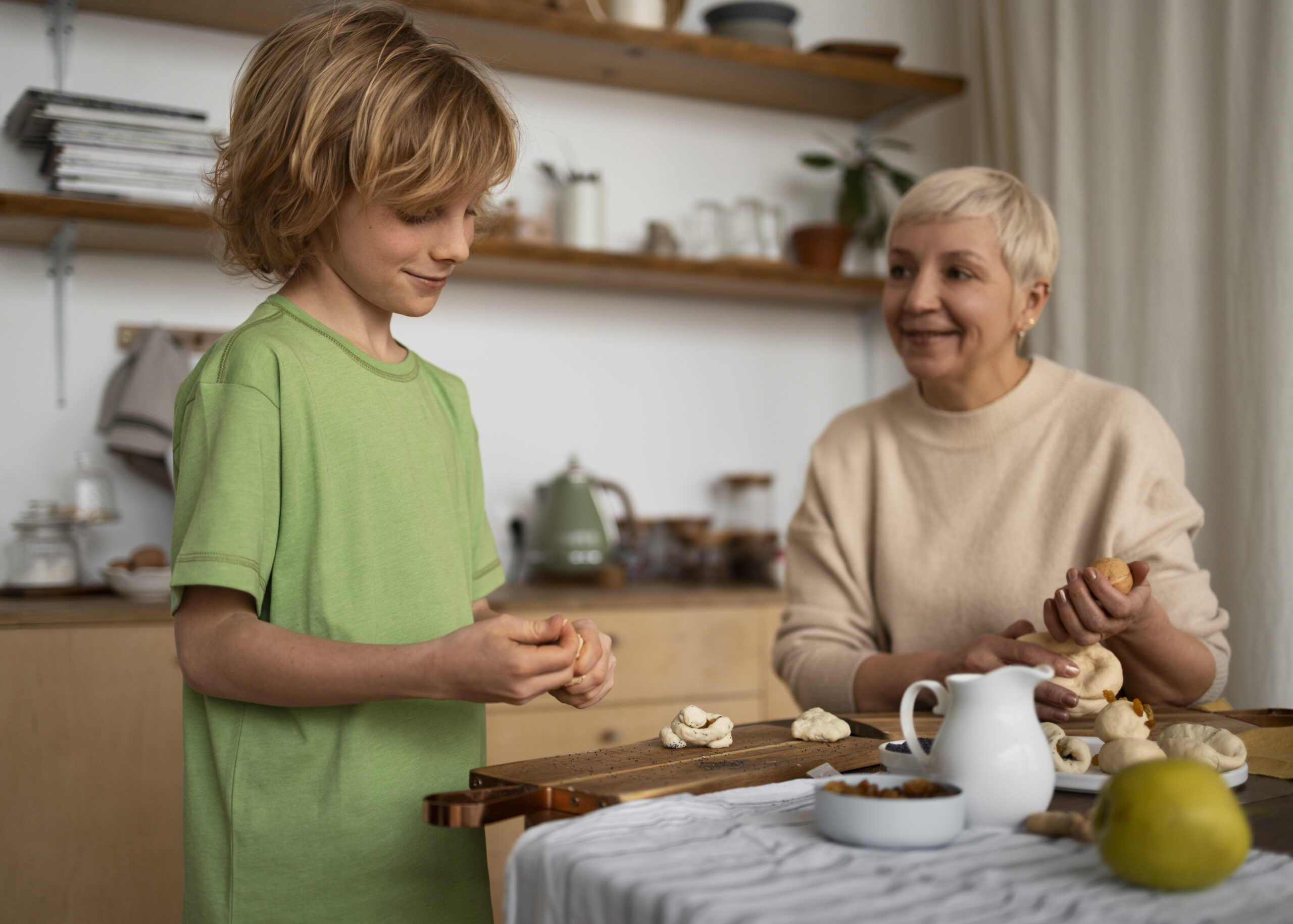 Abuela y nieto preparando en la cocina remedios de cosmética natural