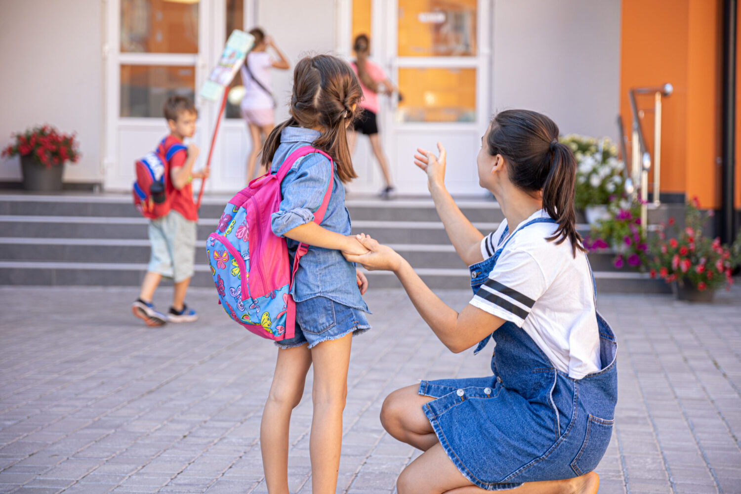 madre acompañando a los hijos al colegio